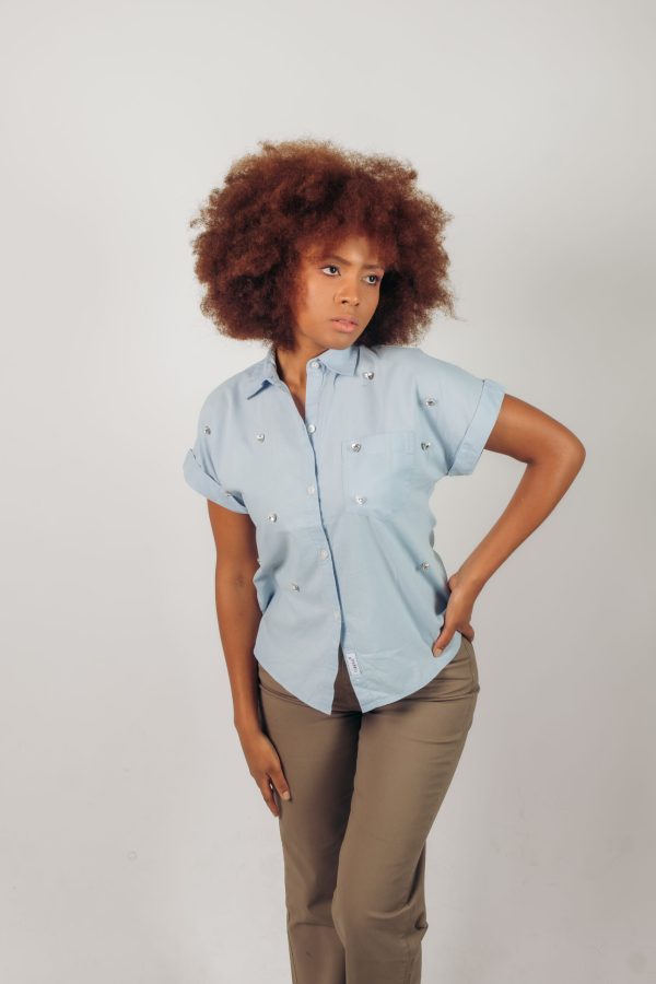Camisa celeste manga corta piedritas