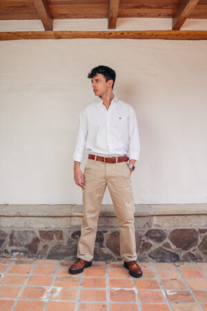 Pantalon tipo chino kaki