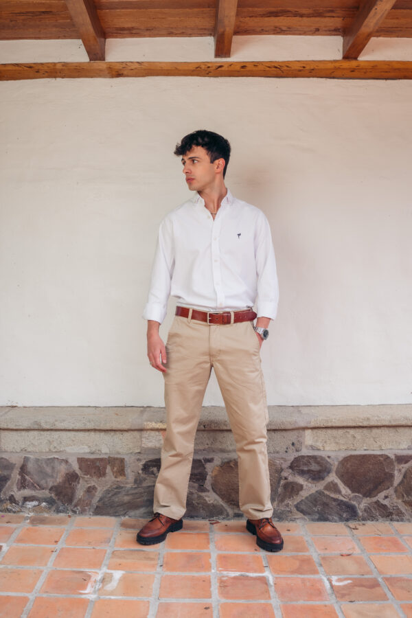 Pantalon tipo chino kaki