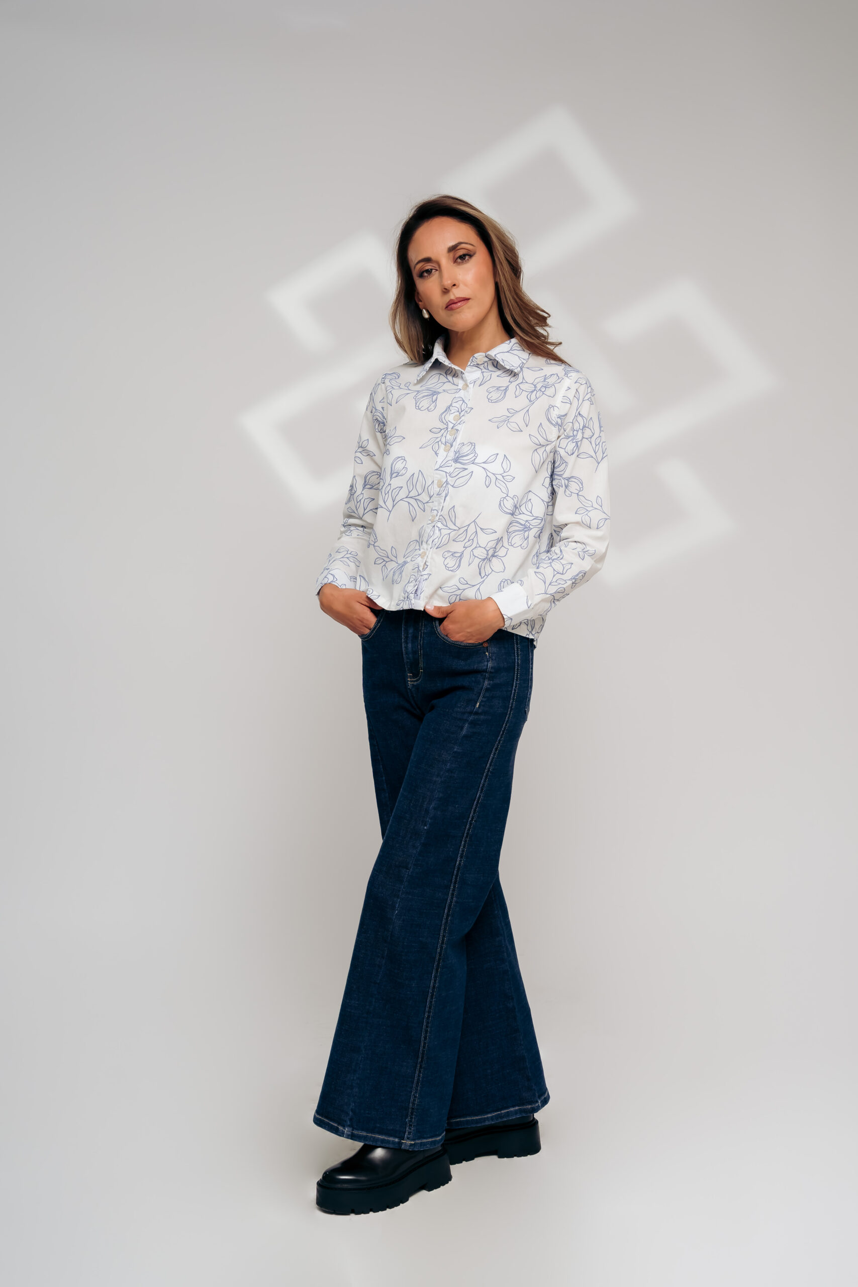 Blusa blanca flores - Imagen 2