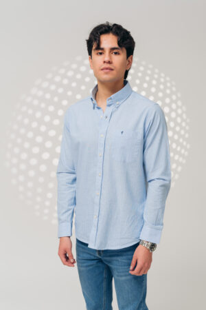 Camisa celeste lineal (lineas delgadas)